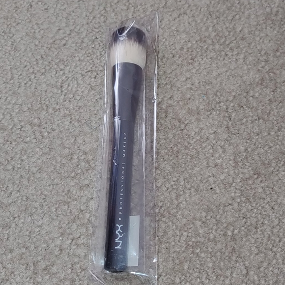 NYX- Pro Multi- Purpose Buffing Brush - Picture 3 of 7